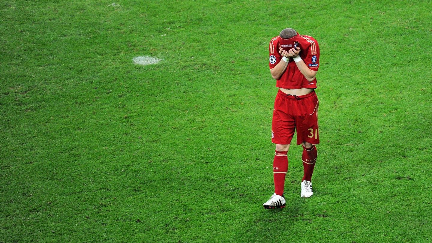 Apropos Bayern, apropos Champions-League-Finale: 2012 ist alles bereitet für den deutschen Rekordmeister. Ein Endspiel im eigenen Stadion, die Trophäe zum Greifen nah. Doch ausgerechnet Fan-Liebling Bastian Schweinsteiger versagen im Elfmeterschießen gegen Inter Mailand die Nerven.