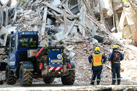Fast 24 Stunden nach dem Einsturz werden immer noch drei Menschen vermisst. Foto: Sebastian Kahnert/dpa