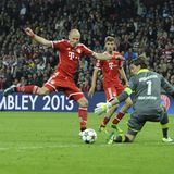 2013 stehen erneut zwei deutsche Mannschaften im Finale der Champions League. Borussia Dortmund und der FC Bayern liefern den Fans eines der spektakulärsten Endspiele der jüngeren Vergangenheit – inklusive Verlängerung. Und als die schon fast zu Ende ist, schnappt sich ein gewisser Arjen Robben den Ball und spitzelt ihn zum 2:1 über die Linie. Final-Trauma überwunden, die Bayern fahren als Champion zurück nach Deutschland.