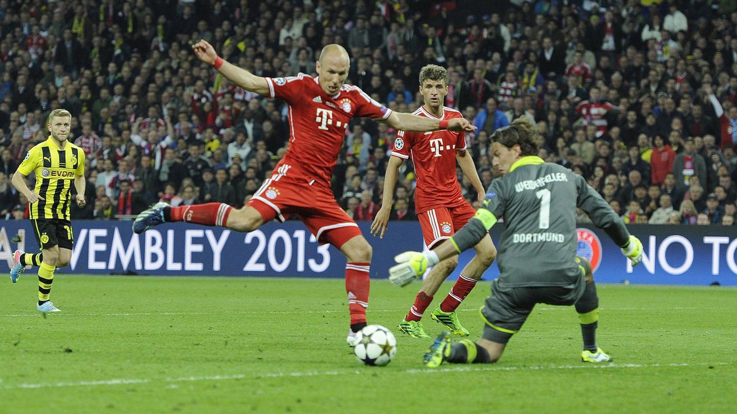 2013 stehen erneut zwei deutsche Mannschaften im Finale der Champions League. Borussia Dortmund und der FC Bayern liefern den Fans eines der spektakulärsten Endspiele der jüngeren Vergangenheit – inklusive Verlängerung. Und als die schon fast zu Ende ist, schnappt sich ein gewisser Arjen Robben den Ball und spitzelt ihn zum 2:1 über die Linie. Final-Trauma überwunden, die Bayern fahren als Champion zurück nach Deutschland.