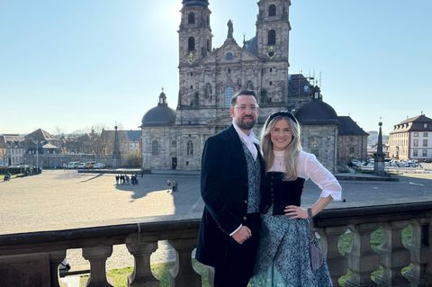 Das Hessentagspaar 2026, Max und Vera Dudyka, posiert in seiner Heimatstadt Fulda vor dem Dom. (Archivbild) Foto: Michael Bauer/