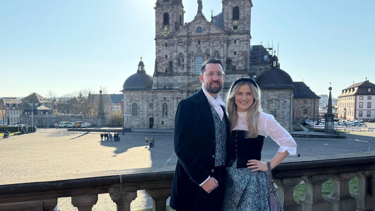 Das Hessentagspaar 2026, Max und Vera Dudyka, posiert in seiner Heimatstadt Fulda vor dem Dom. (Archivbild) Foto: Michael Bauer/