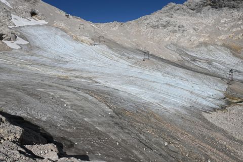 Der Klimawandel trifft auch Deutschland. Hier ein schmelzender Gletscher auf der Zugspitze. Foto: Angelika Warmuth/dpa