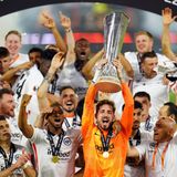 Allzu viel traut man Eintracht Frankfurt in der Europa League 2021/22 nicht zu. Doch die Mannschaft marschiert – und die Fans folgen ihr bis ins Finale im Estadio Ramón Sánchez Pizjuán von Sevilla. Der Gegner: Die Glasgow Rangers – ein Traum für alle Fußballromantiker. Am Ende gewinnen die Frankfurter mit 5:4 im Elfmeterschießen und nehmen den Pott mit an den Main.