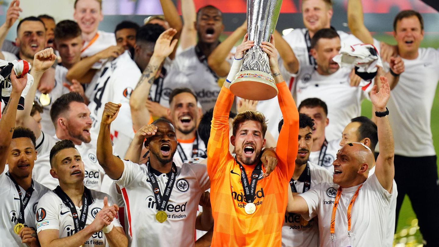 Allzu viel traut man Eintracht Frankfurt in der Europa League 2021/22 nicht zu. Doch die Mannschaft marschiert – und die Fans folgen ihr bis ins Finale im Estadio Ramón Sánchez Pizjuán von Sevilla. Der Gegner: Die Glasgow Rangers – ein Traum für alle Fußballromantiker. Am Ende gewinnen die Frankfurter mit 5:4 im Elfmeterschießen und nehmen den Pott mit an den Main.