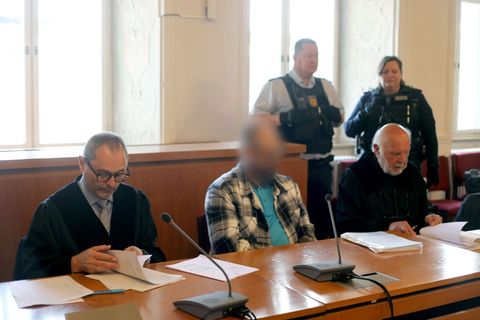 Der Angeklagte soll seinen Nachbarn unter Einfluss von Kokain und Cannabis angegriffen haben. Foto: Uwe Kempf/dpa