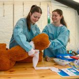 Magdeburg, Deutschland. Je zwei auszubildende Anästhesie- und OP-Schwestern versorgen in der Teddyklinik Magdeburg einen Teddybären. Was spielerisch aussieht, hat einen ernsten Hintergrund: Die Teddyklinik ist ein ehrenamtliches Projekt von Medizinstudierenden mit dem Ziel, Kindern die Angst vor dem Arztbesuch zu nehmen.