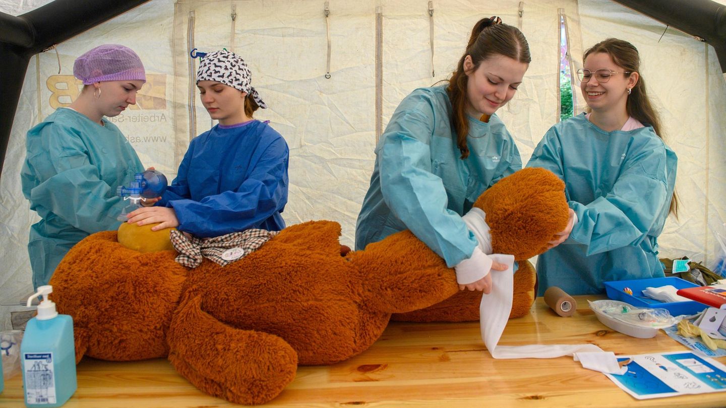 Magdeburg, Deutschland. Je zwei auszubildende Anästhesie- und OP-Schwestern versorgen in der Teddyklinik Magdeburg einen Teddybären. Was spielerisch aussieht, hat einen ernsten Hintergrund: Die Teddyklinik ist ein ehrenamtliches Projekt von Medizinstudierenden mit dem Ziel, Kindern die Angst vor dem Arztbesuch zu nehmen.