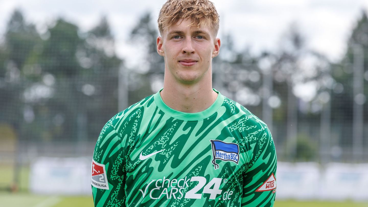 Torhüter Tim Goller hat seinen Vertrag bei Hertha BSC verlängert. (Archivbild) Foto: Andreas Gora/dpa