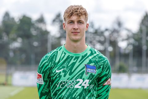 Torhüter Tim Goller hat seinen Vertrag bei Hertha BSC verlängert. (Archivbild) Foto: Andreas Gora/dpa