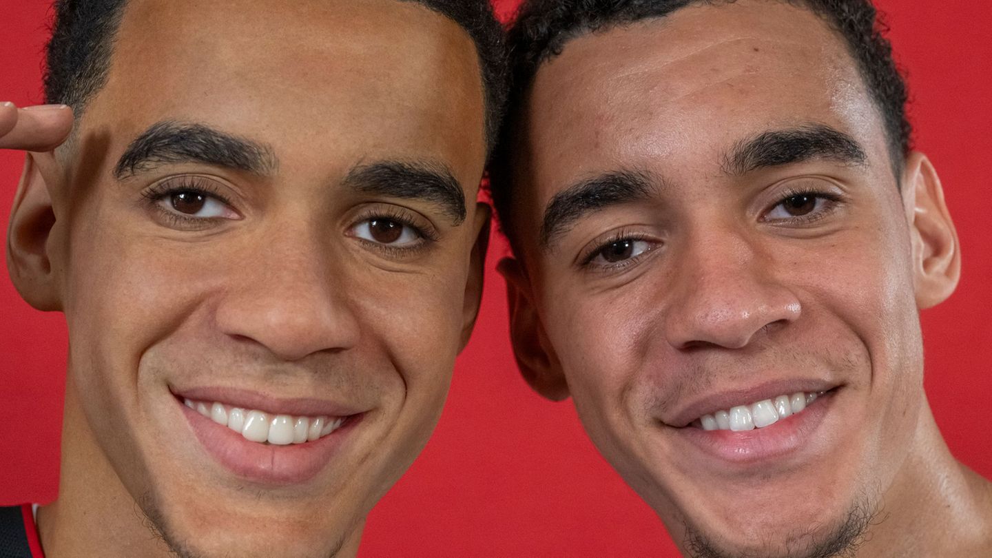 Welcher ist der echte? Jamal Musiala (rechts) und seine Wachsfigur von Madame Tussauds. Foto: Peter Kneffel/dpa