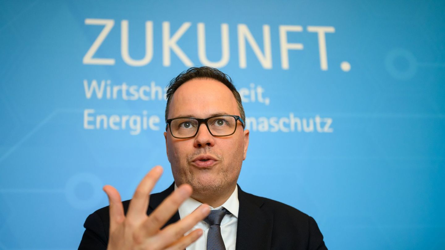 Mit den Vereinfachungen bei der Förderung schaffe man Anreize für Investitionen, sagte Wirtschaftsminister Dirk Panter (SPD). (A