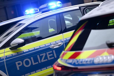 Auf einem Wagen der Polizei Rheinland-Pfalz blinkt Blaulicht
