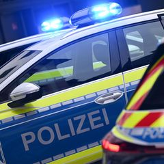 Auf einem Wagen der Polizei Rheinland-Pfalz blinkt Blaulicht