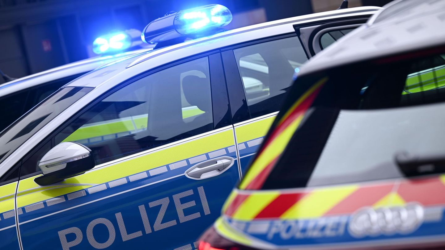 Auf einem Wagen der Polizei Rheinland-Pfalz blinkt Blaulicht