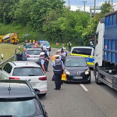 Der Fahrer und die beiden Insassen wurden vorläufig festgenommen. Foto: Andreas Rosar/dpa