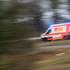 Ein Rettungswagen brachte das schwer verletzte Mädchen ins Krankenhaus. (Symbolbild) Foto: Julian Stratenschulte/dpa