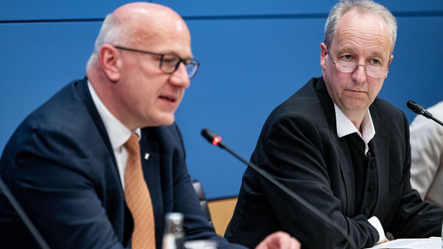 Berlins Regierender Bürgermeister Kai Wegner (CDU) und der evangelische Landesbischof Christian Stäblein (r) treffen sich regelm