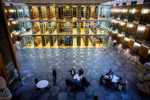 Das Oberverwaltungsgericht für das Land Nordrhein-Westfalen, hier die Eingangshalle mit der Bibliothek, hat im Fall des Rasers v
