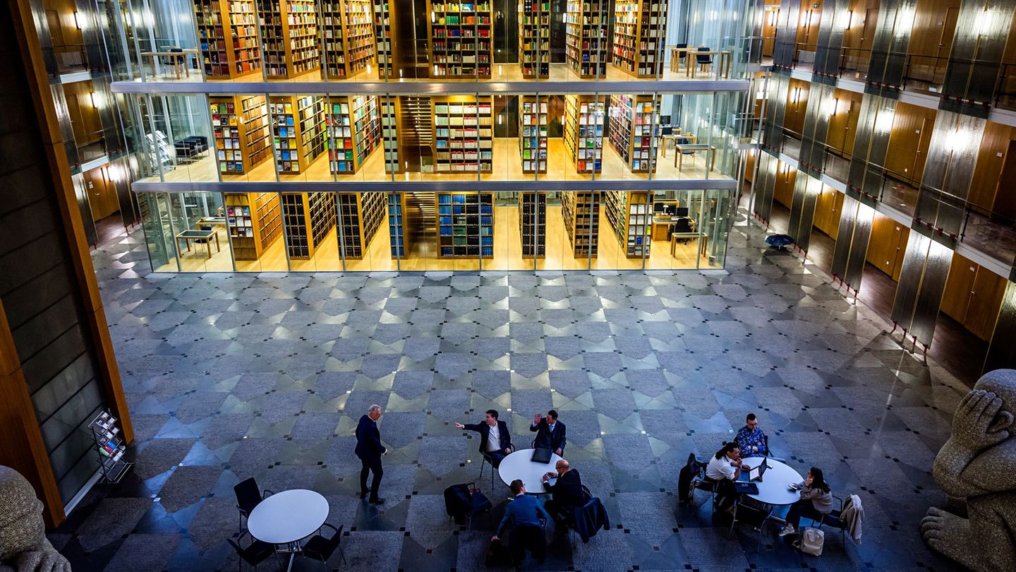 Das Oberverwaltungsgericht für das Land Nordrhein-Westfalen, hier die Eingangshalle mit der Bibliothek, hat im Fall des Rasers v
