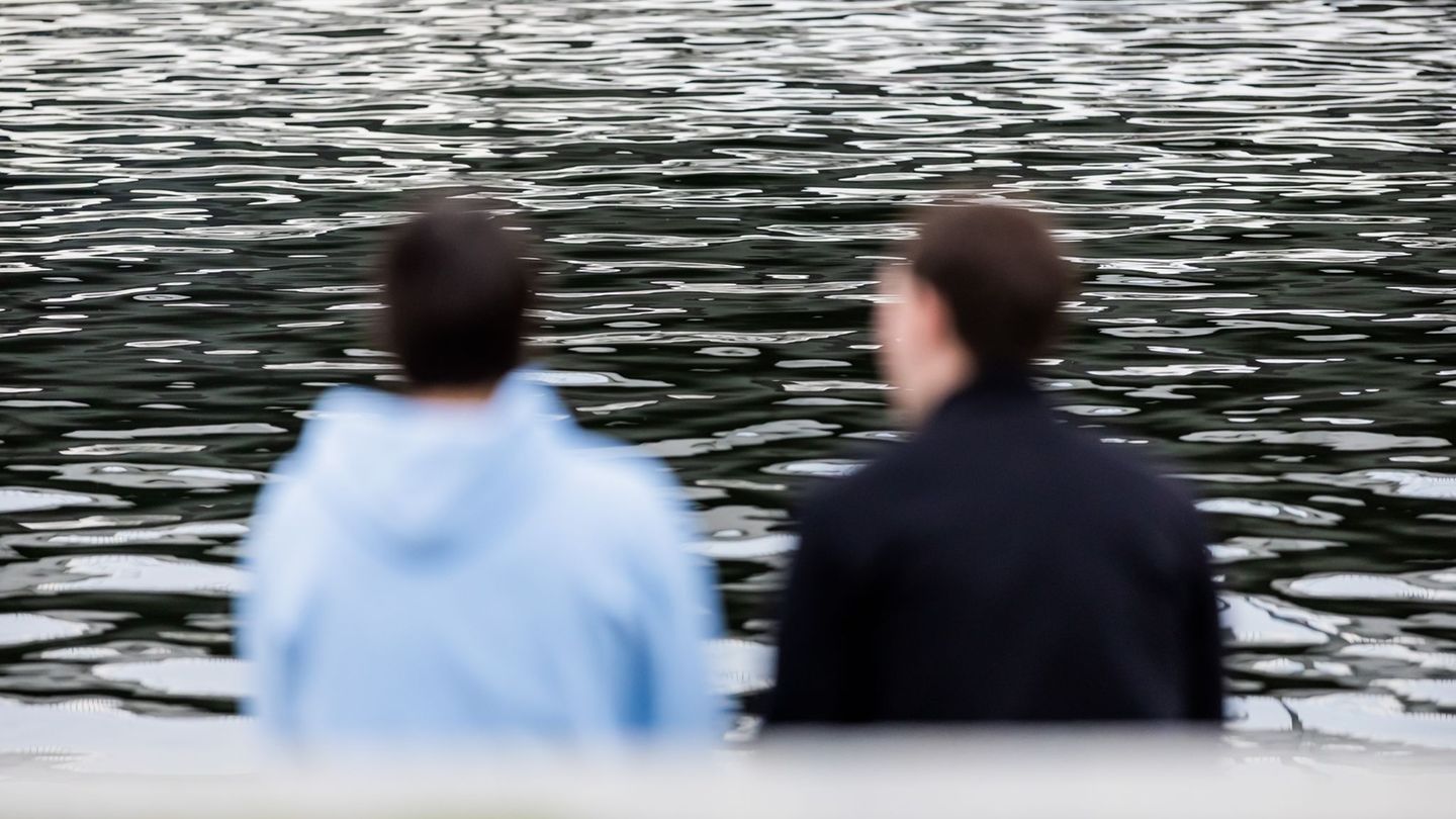 Baden in der Spree ist in der Berliner Innenstadt verboten. (Symbolbild) Foto: Christoph Soeder/dpa