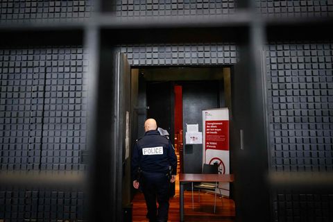 Der sogenannte Maskenmann hat vor Gericht in Frankreich bestritten, den kleinen Jonathan getötet zu haben. Foto: Loic Venance/AF