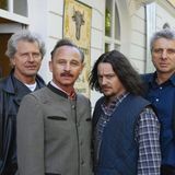 Zwei Jahre später spielte er in der Münchner „Tatort“-Folge „Der Traum von der Au“ an der Seite der kürzlich abgetretenen Kommissare Batic (Miroslav Nemec, l.) und Leitmayr (Udo Wachtveitl, r.).