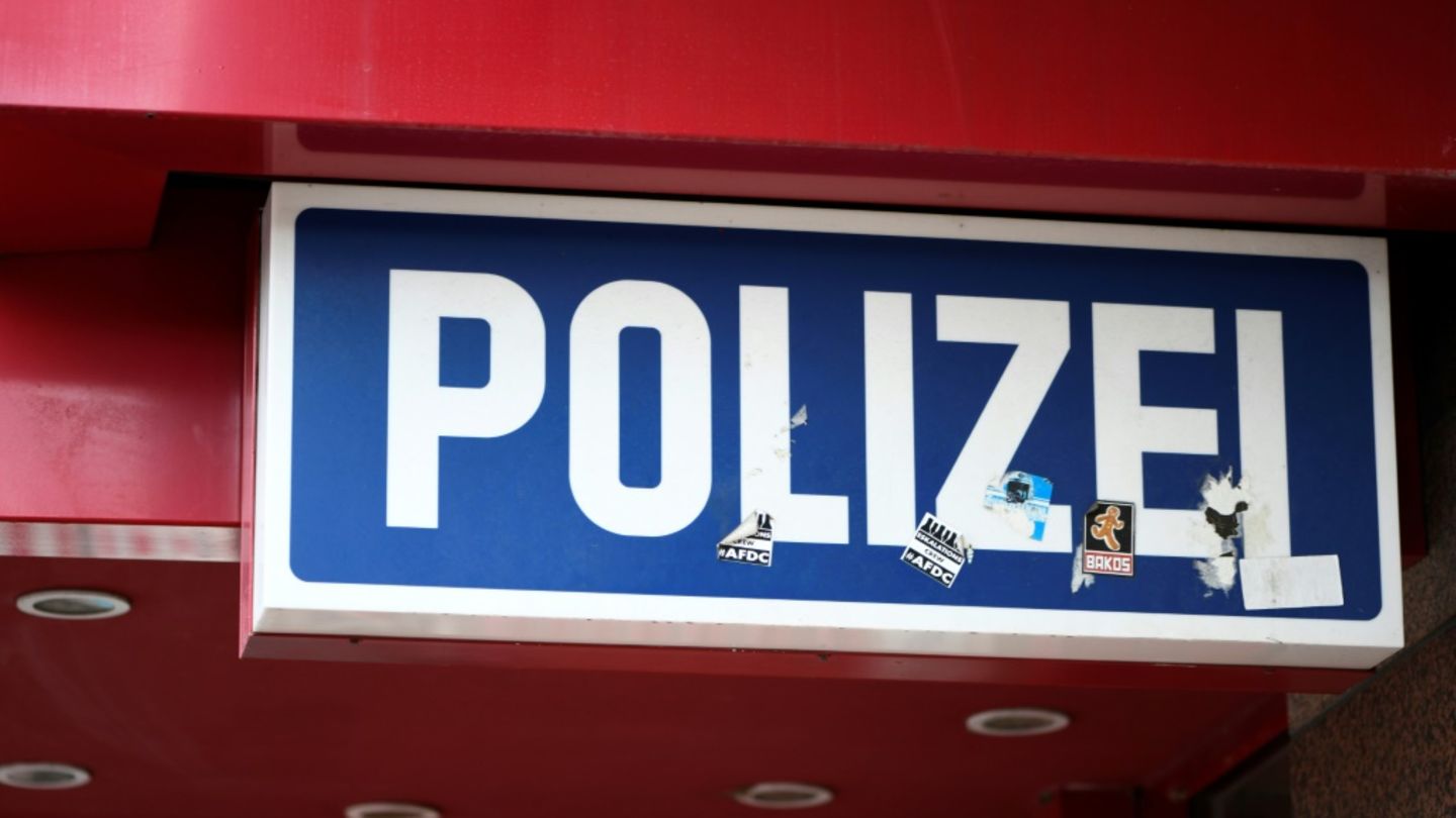 Schild an Polizeiwache
