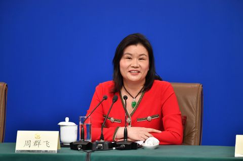 Die chinesische Unternehmerin Zhou Qunfei hält eine Rede