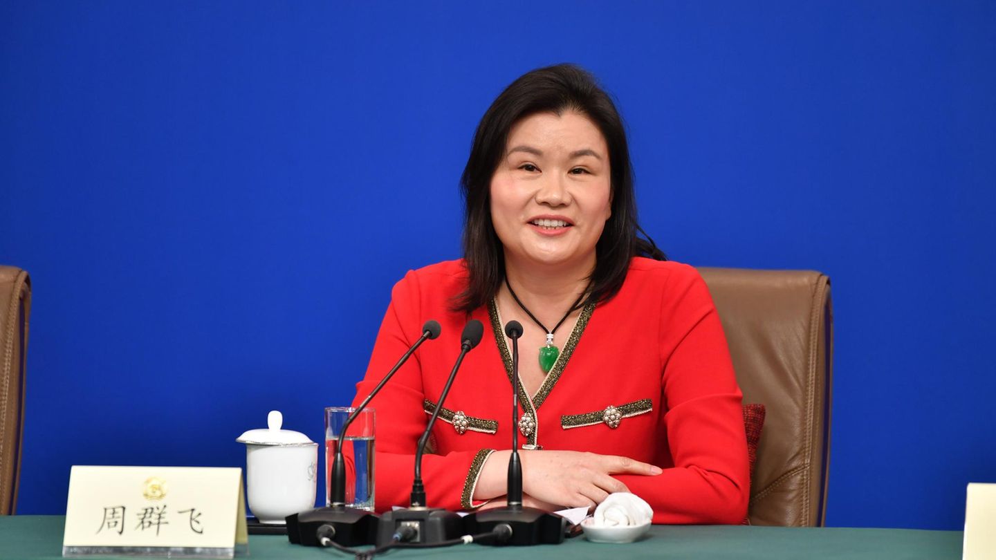 Die chinesische Unternehmerin Zhou Qunfei hält eine Rede
