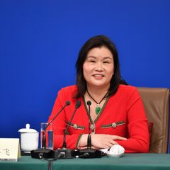 Die chinesische Unternehmerin Zhou Qunfei hält eine Rede