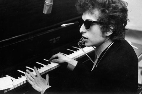 Bob Dylan am Klavier in einer schwarz-weiß Aufnahme