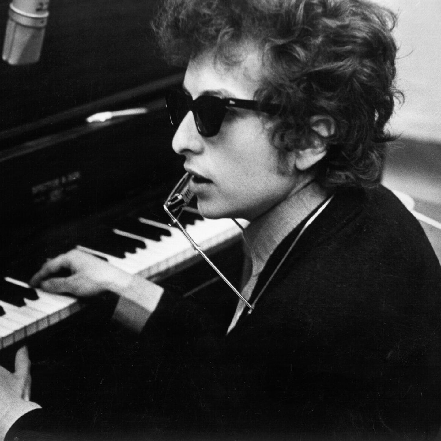 Bob Dylan am Klavier in einer schwarz-weiß Aufnahme