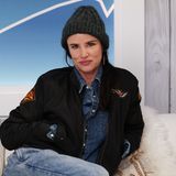 Juliette Lewis sitzt auf einem Sofa und blickt in die Kamera
