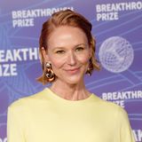Jewel Kilcher bei einer Preisverleihung blickt in die Kamera