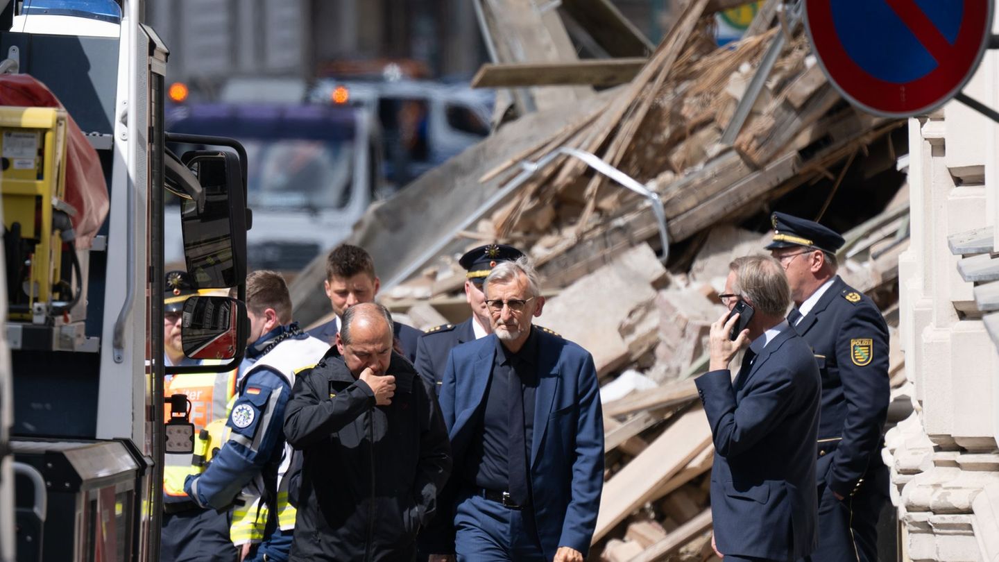 Technisches Hilfswerk, Feuerwehr und Polizei suchen auch mit Hilfe von Spürhunden unter Hochdruck nach den Vermissten. Foto: Seb