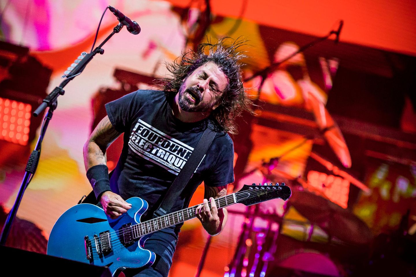 Dave Grohl bei einem Konzert auf der Bühne