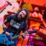 Dave Grohl bei einem Konzert auf der Bühne
