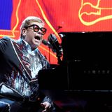 Elton John sitzt bei einem Konzert am Flügel
