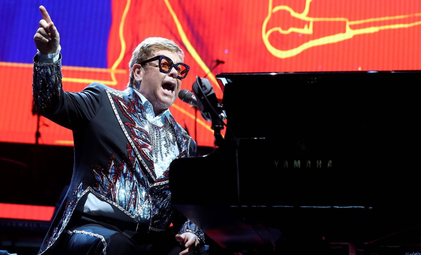 Elton John sitzt bei einem Konzert am Flügel
