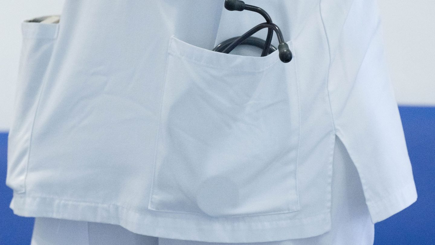 Die große Mehrheit spricht sich einer neuen Umfrage zufolge für die Krankenhausreform aus. (Symbolbild) Foto: Stefan Sauer/dpa