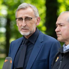 Einen Tag nach dem Einsturz war unter anderem Innenminister Schuster an der Unfallstelle. Foto: Sebastian Kahnert/dpa