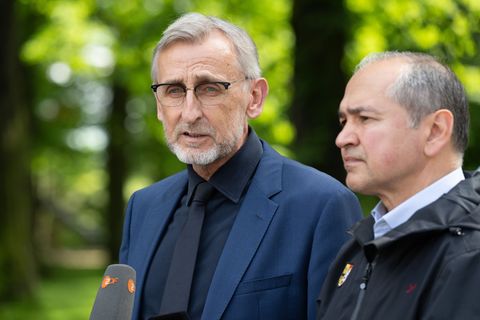 Einen Tag nach dem Einsturz war unter anderem Innenminister Schuster an der Unfallstelle. Foto: Sebastian Kahnert/dpa