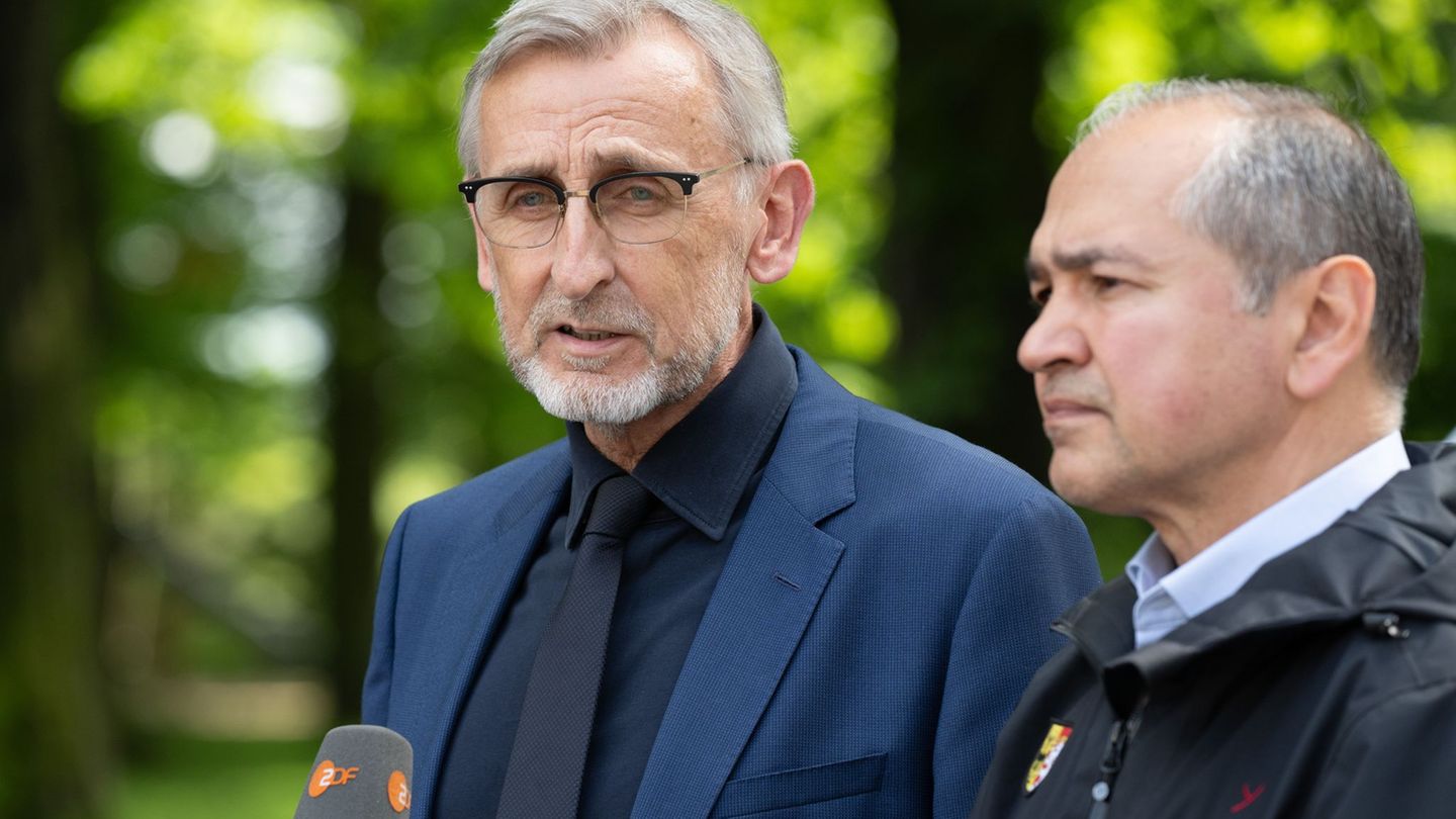 Einen Tag nach dem Einsturz war unter anderem Innenminister Schuster an der Unfallstelle. Foto: Sebastian Kahnert/dpa