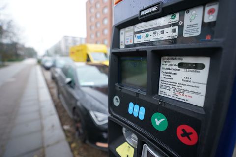 Die Tickets fürs kurze Parken in der Innenstadt werden um knapp 15 Prozent teurer. (Archivbild) Foto: Marcus Brandt/dpa