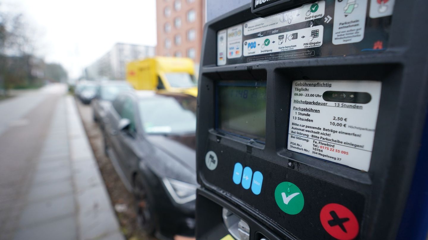 Die Tickets fürs kurze Parken in der Innenstadt werden um knapp 15 Prozent teurer. (Archivbild) Foto: Marcus Brandt/dpa