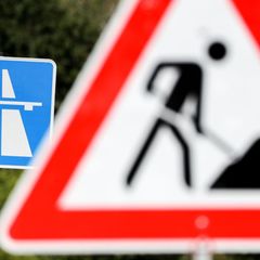In Osthessen wird auf Teilen der A66 eine neue Asphaltdecke aufgebracht. Betroffen sind ein Abschnitt auf vier Kilometer Länge u