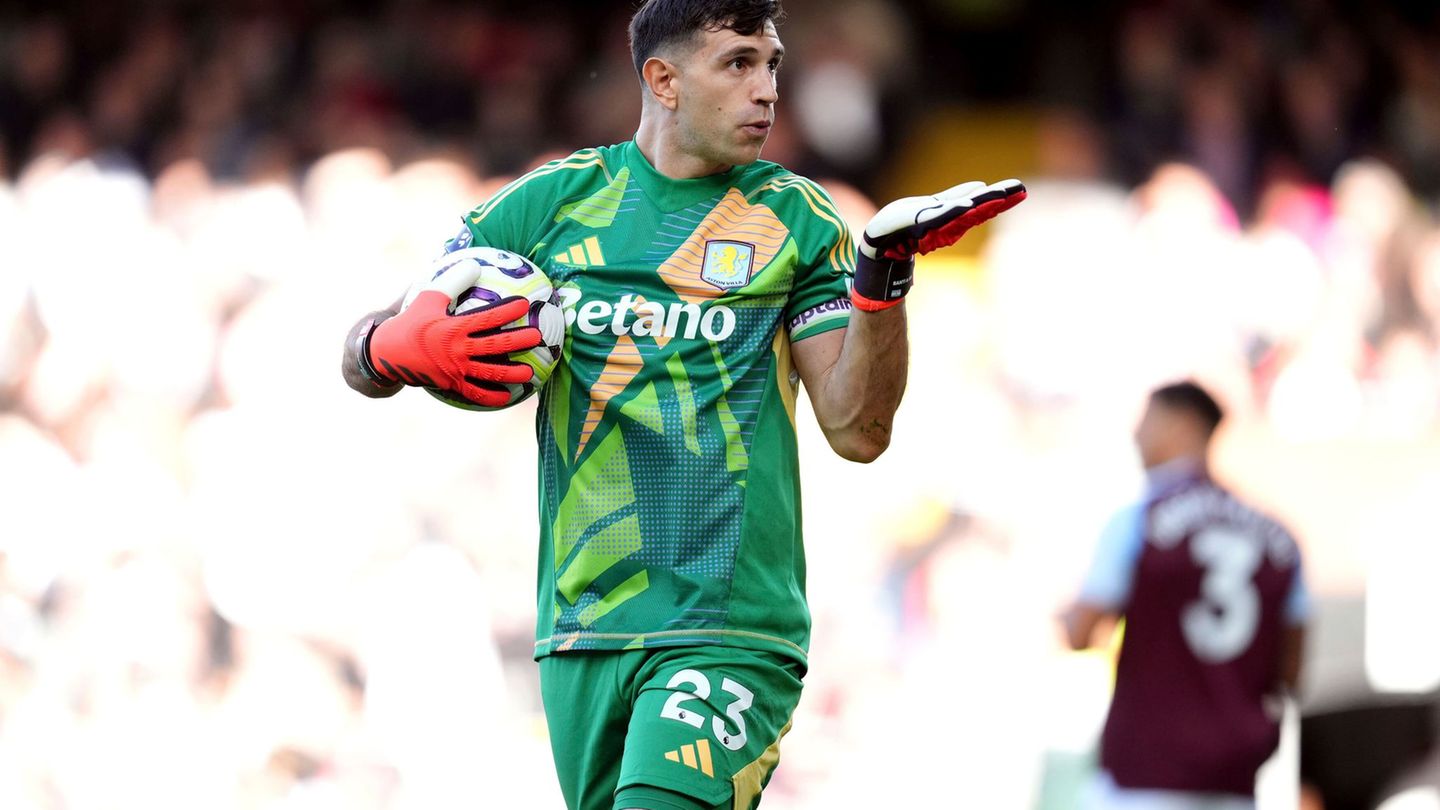 Aston Villas Torhüter Emiliano Martinez stellt sich auf die Freiburger Standardstärke ein. (Archivbild) Foto: John Walton/PA Wir