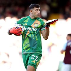 Aston Villas Torhüter Emiliano Martinez stellt sich auf die Freiburger Standardstärke ein. (Archivbild) Foto: John Walton/PA Wir