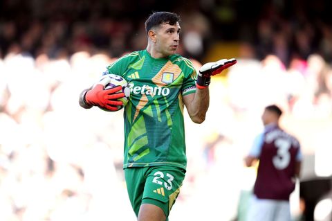 Aston Villas Torhüter Emiliano Martinez stellt sich auf die Freiburger Standardstärke ein. (Archivbild) Foto: John Walton/PA Wir
